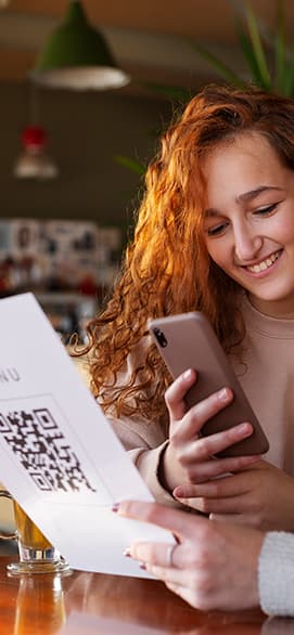 Comensales escaneando el QR de la mesa